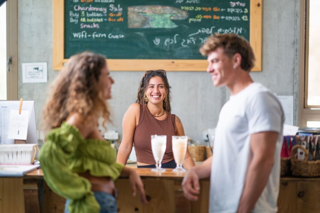 קפה מונה, כרמי עובדת